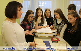 Урок правовой грамотности провела для школьников начальник отдела загса Вороновского райисполкома Ирина Щеглик