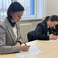 «На Беларусі Бог жыве»: сотрудники главного управления юстиции присоединились к «Купалаўскай дыктоўцы» 