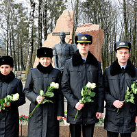 Сотрудники ОПИ Октябрьского района г.Гродно возложили цветы к памятнику воинам-интернационалистам